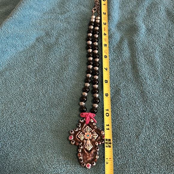 **3/$15** Resin cross beaded necklace - Picture 7 of 7